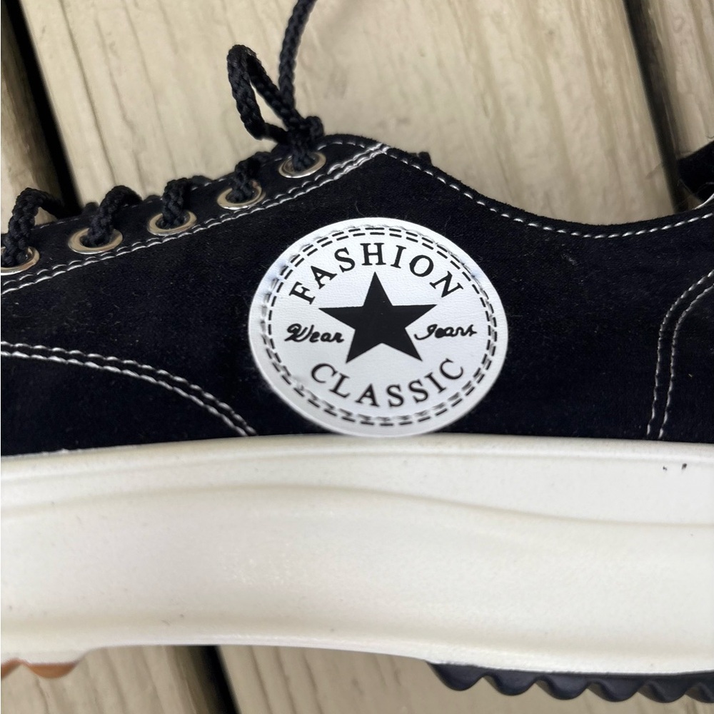 NWOT FASHION CLASSIC Big Girls Black and White Sneakers, Size: 4.5 big girls - Picture 3 of 8